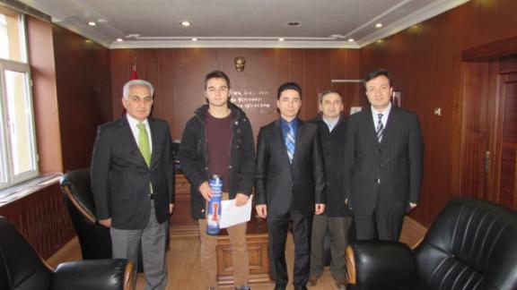 İl Öğrenci Meclis Başkanı Mücahit Boyracı İlçe Kaymakamı Sayın Mehmet İCİK´i Makamında Ziyarette Bulundu